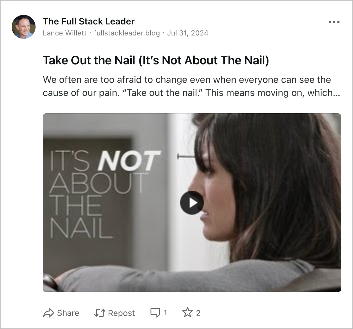 Un esempio della scheda Video che mostra l'avatar dell'autore, il nome dell'autore, i dettagli dell'articolo, il titolo dell'articolo, la breve descrizione e il video con le opzioni per condividere, ripubblicare, commentare e mettere Mi piace all'articolo.