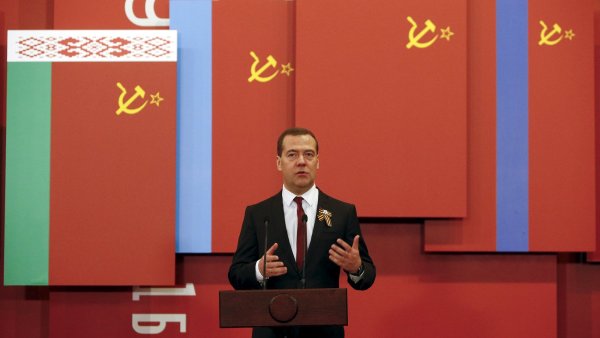 Pokud Ukrajina nebude platit dluhy, budeme tvrd�, �ekl Medved�v.
