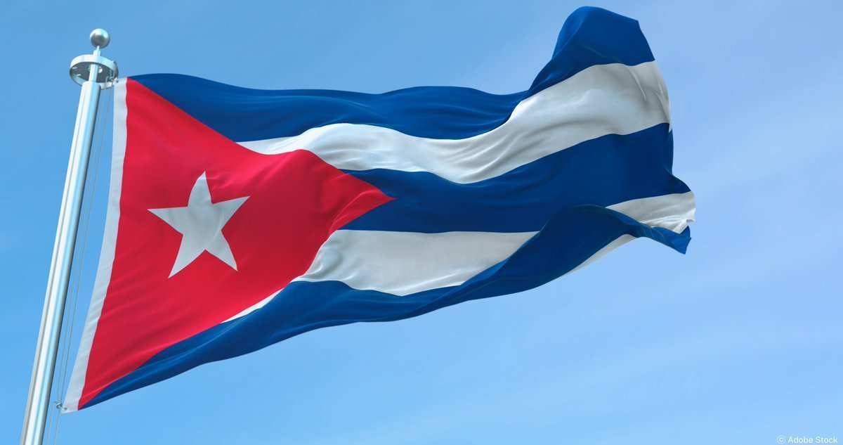 Le drapeau de Cuba flotte au vent.