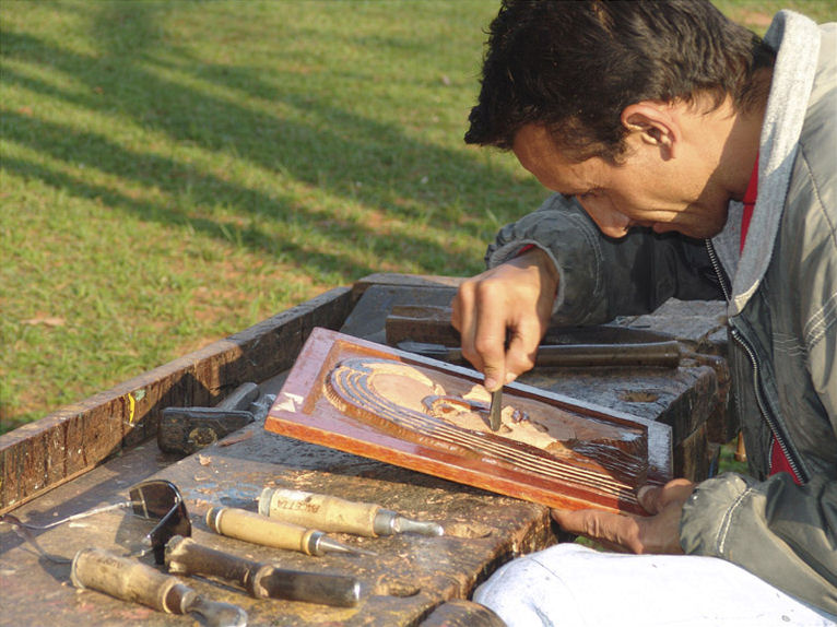 Lignoĉizisto de basreliefo