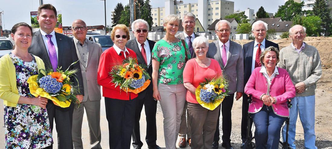Mit den Straßennamen im Birkengewann möchte die Stadt einige ihrer verdienten Söhne und Töchter ehren. Zum Gruppenbild stellten sich gestern nach der feierlichen Enthüllung der Schilder (von links) Stadtverordnetenvorsteherin Christine Wagner, Erster Stadtrat Stefan Schmitt, Berthold Depper (in Vertretung von Anny Schlemm), Maria und Walter Norrenbrock, Consuela und Thomas Reiter, Christel Malkemus, Bürgermeister Herbert Hunkel, Klaus Leichum, das zweite Geburtstagkind Veronika Leukroth und Walter Bechtold auf.
