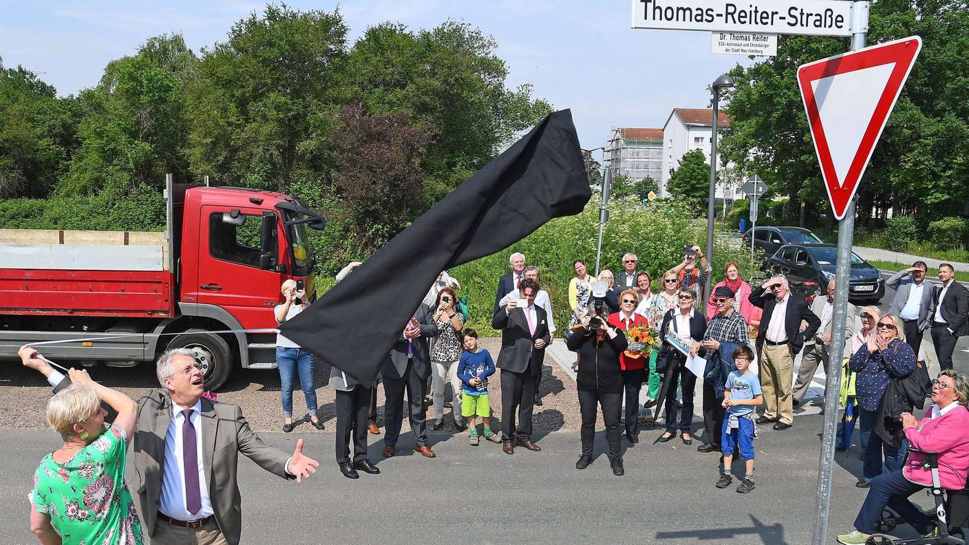 Geduldiger Ehrengast: Weil er beim ersten feierlichen Enthüllungs-Anlauf, bei dem er auf einer Klappleiter stand, von einem Schild verdeckt war, macht Thomas Reiter gemeinsam mit seiner Frau Consuela das Ganze auf Bitten der Fotografen gestern gleich noch ein zweites Mal fürs gewünschte Bild mit. - Fotos: Postl
