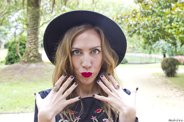 Detalles de estilismo de outfit folk - blog Maikshine Detalles outfit con vestido floral