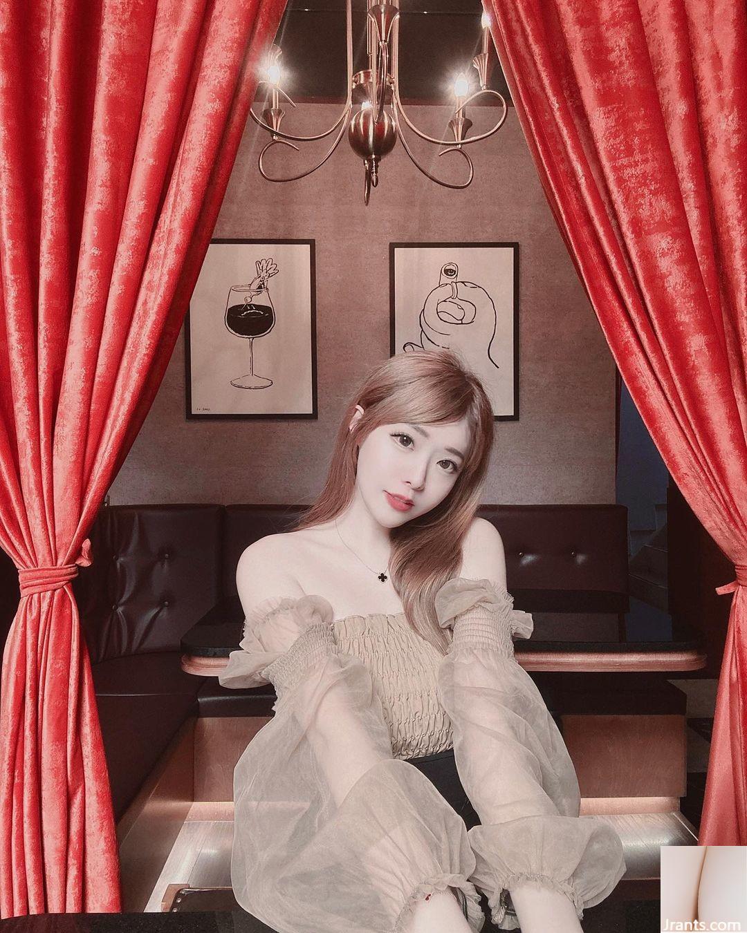 가슴이 아름다운 연인 '장샤오러우'는 하얗고 부드러우며, 눈은 터질 듯 눈길을 끄는 깊은 홈으로 가득하다 (10P)