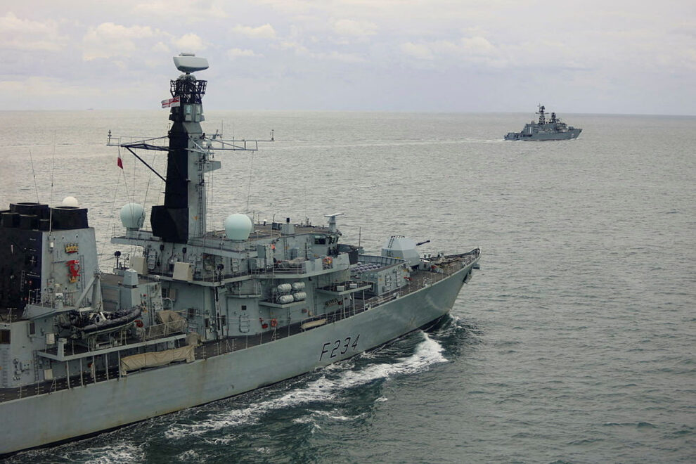 Φωτογρφία αρχείου δείχνει το βρετανικό HMS Iron Duke, στο προσκήνιο, να παρακολουθεί τη ρωσική φρεγάτα Neustrashimy στο Στενό της Μάγχης