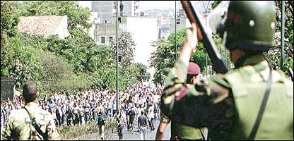 Manifestantes camino al Palacio de Miraflores (Foto: El Nacional)