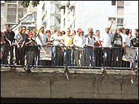 Manifestantes en el puente Llaguno. (Foto: El Nacional)