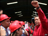 Hugo Ch�vez, presidente de Venezuela visitando una f�brica metal�rgica en Valencia