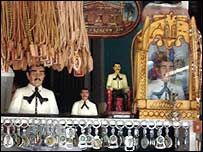 Estatuillas y objetos del culto a Malverde, santo de los narcos