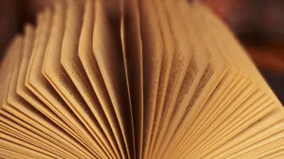 Um livro com as páginas abertas