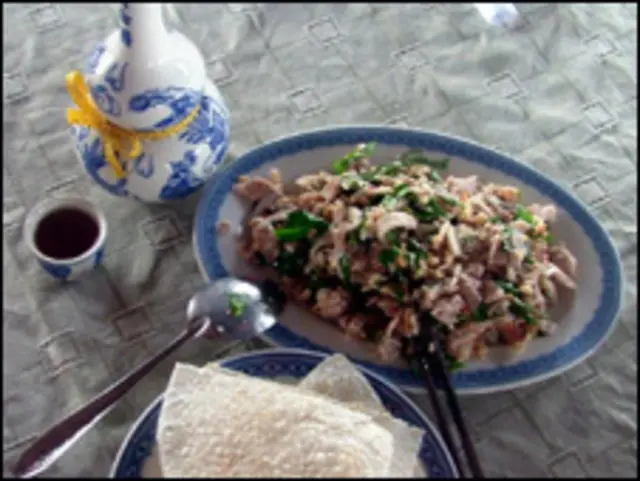 Ăn vả trộn  kèm với bánh tráng nướng và tất nhiên, không thể thiếu một chai rượu Minh Mạng
