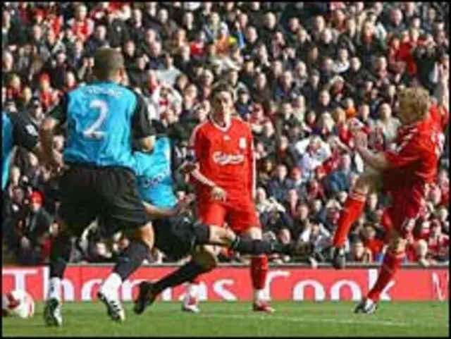 Kuyt tung cú sút mở tỉ số trận Liverpool hạ Aston Villa 5-0