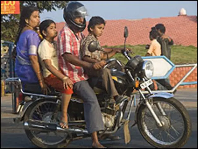 Familia india viaja en motocicleta.