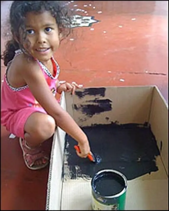Niña pinta caja solar