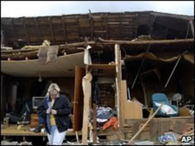 Três pessoas morreram quando um tornado atingiu o Arkansas