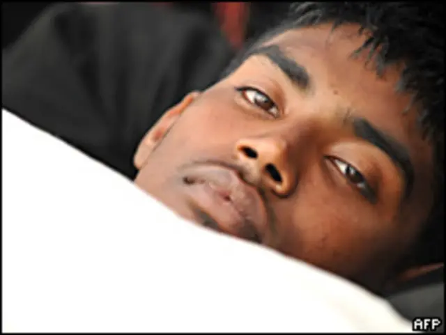 Un joven de Sri Lanka  en huelga de hambre frente al parlamento británico (9 de abril de 2009)