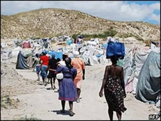 Haitianos caminan por Gonaives