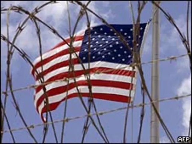 Bandera de EE.UU. en la base de Guantánamo