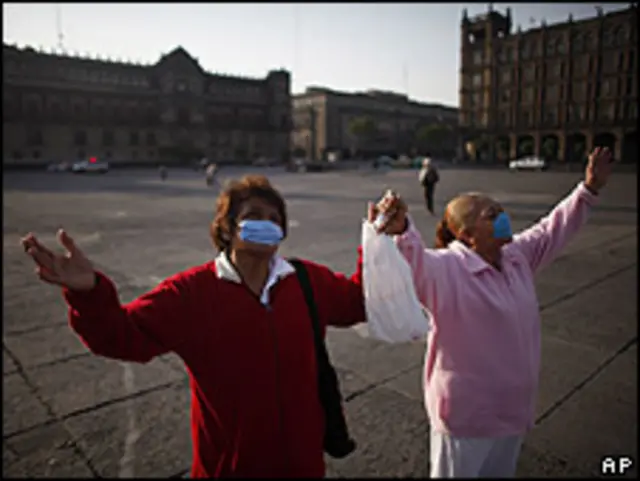 Dos mujeres en el Zócalo el 26 de abril.