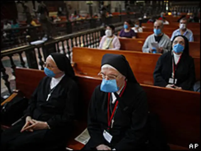 La Catedral Metropolitana de México semivacía en la misa del domingo.