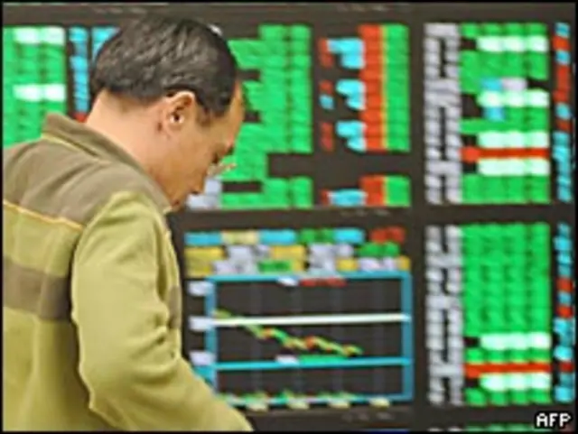 Un hombre en la bolsa de valores de Taipei
