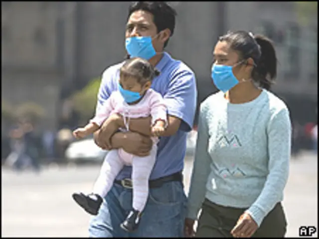 Familia en México con mascarillas