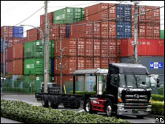 Camión frente a contenedores en la bahía de Tokio