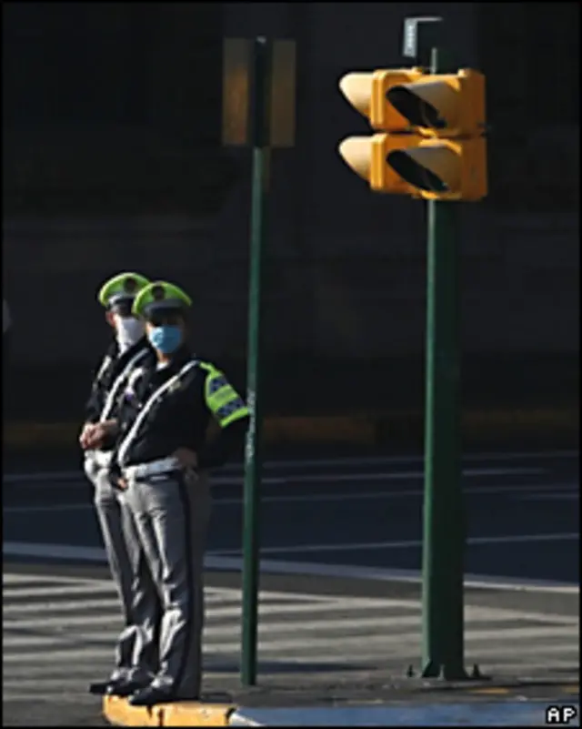Dos policias con cubrebocas vigilan una de las calles en la Ciudad de México