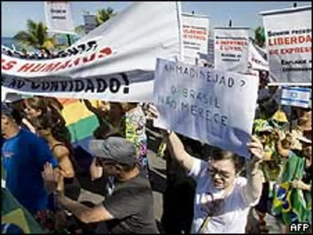 Protesta contra Ahmadinejad en Brasil