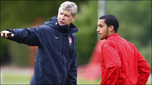 Huấn luyện viên trưởng Arsene Wenger đang 'mách nước' cho cầu thủ trẻ Theo Walcott
