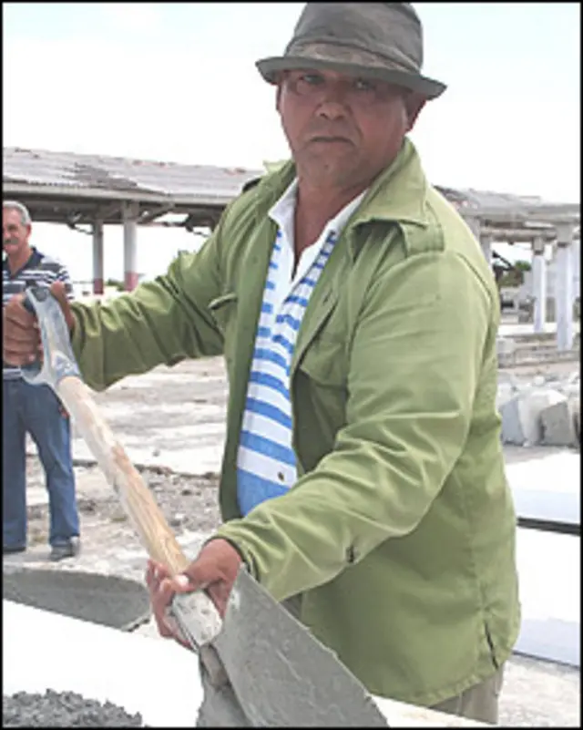 Fidel Hernández, ganadero damnificado, trabajando en la fábrica de paneles (Foto: Raquel Pérez)
