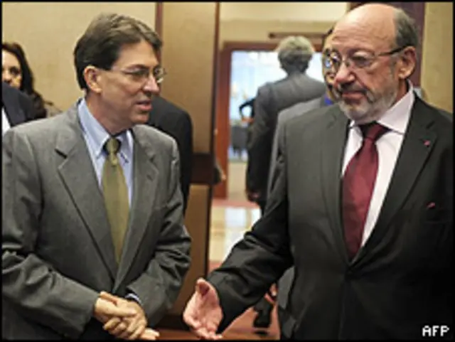  El comisario europeo de Desarrollo y Ayuda Humanitaria, Louis Michel, junto al canciller cubano, Bruno Rodríguez.