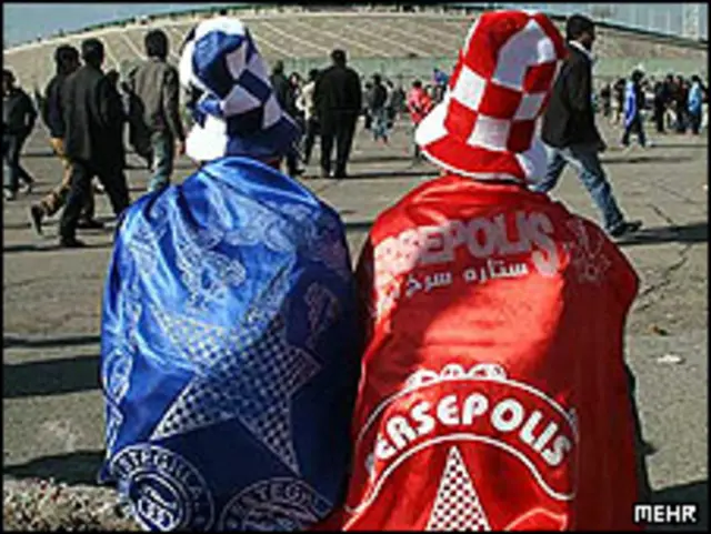 آقای احمدی نژاد در نامه خود به محبوبیت استقلال و پرسپولیس "در سراسر کشور" اشاره کرده است