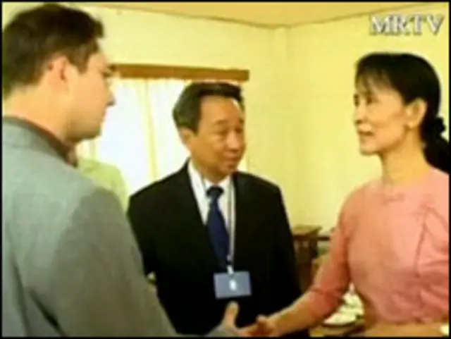 Lần gặp giới ngoại giao duy nhất của bà Suu Kyi bên cạnh phiên tòa, thứ Hai 18/5 