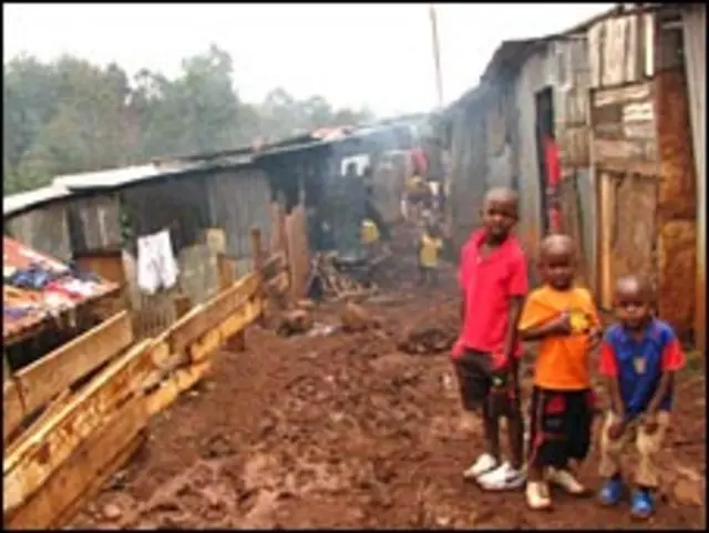 Trẻ em tại khu ổ chuột ở Nairobi, Kenya