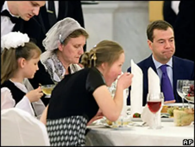  Una de las familias rusas premiadas por el gobierno por su contribución a elevar la natalidad.