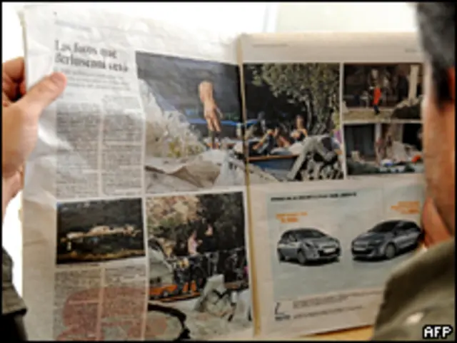 Un hombre lee El País el 5 de  junio de 2009