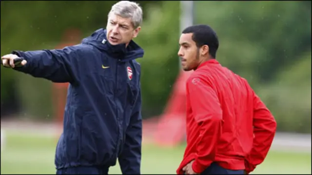 Theo Walcott (phải) và bầu Arsenal, Wenger trên sân tập hôm 04/5/09 (PA)