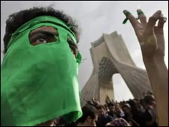تظاهرات دوشنبه عمدتا آرام بود و تظاهرکنندگان از دادن شعارهای تحریک آمیز خودداری کردند