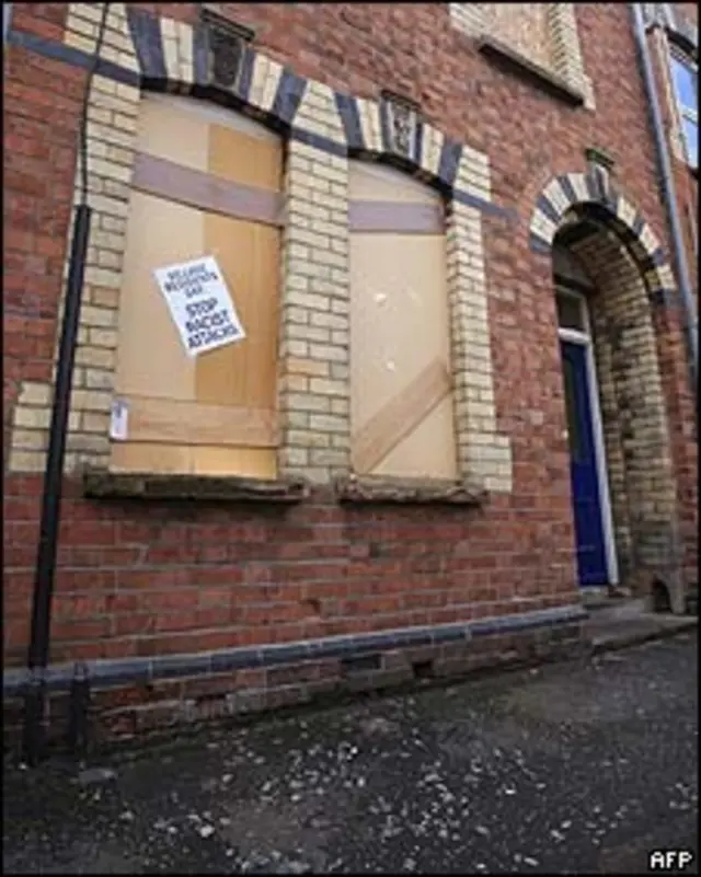 Vidrios rotos de residencias romaníes en Belfast.