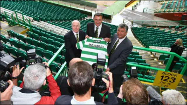 Tony Mowbray tại sân Celtic Pars (PA)