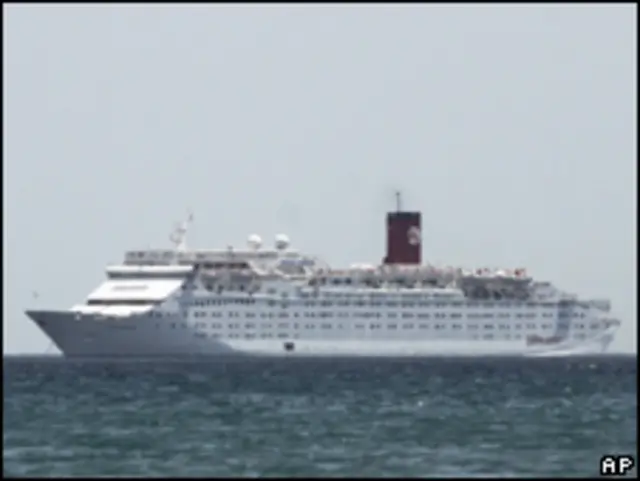 O navio cruzeiro Ocean Dream, que está em quarentena após confirmação de casos de gripe suína (AP, 17/6)