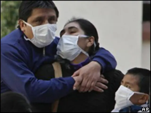 Familia con tapabocas en Argentina