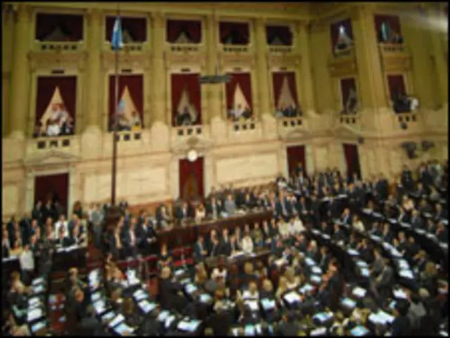 Deputados assistem na Câmara Argentina a um discurso da presidente Kirchner (foto: Senado Argentino)