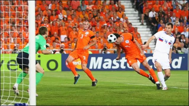Ruud van Nistelrooy ghi bàn vào lưới Nga tại Euro 2008 (Getty)