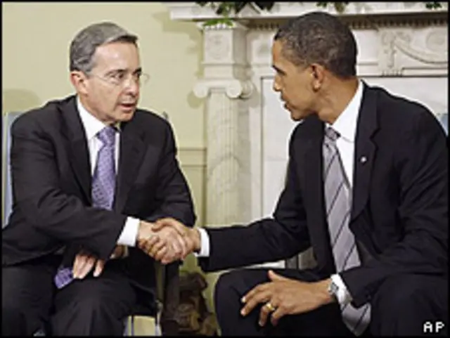 Álvaro Uribe (izq.) y Barack Obama el 29 de junio.
