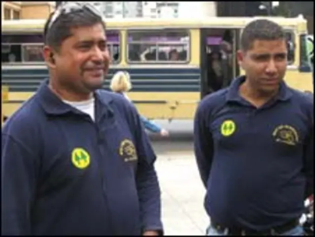 Jose y Juan José, mototaxistas cerca de una estación del Metro