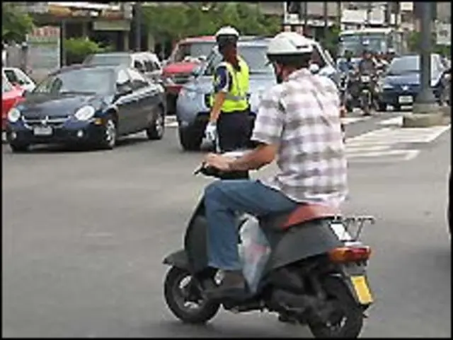 Un motorizado desafía los cruces en Caracas
