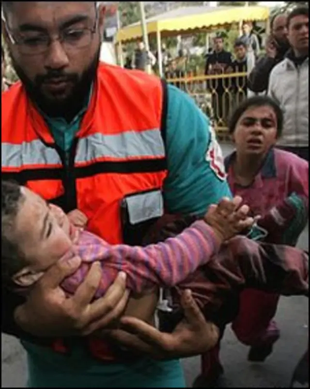 اسرائیل کہتا ہے کہ اس نے صرف ان علاقوں کو نشانہ بنایا تھا جہاں سے حماس کے عسکریت پسند حملے کررہے تھے۔ 