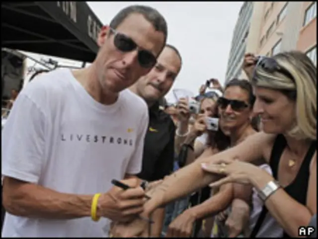 Lance Armstrong firmando autógrafos en Mónaco. 